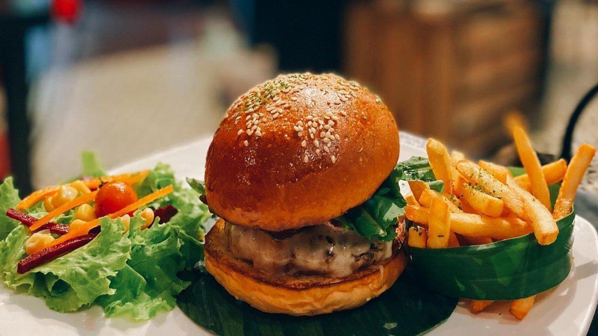 Kopi Antipodean, satu kafe brunch terbaik di Jakarta yang cocok dikunjungi saat makan siang.