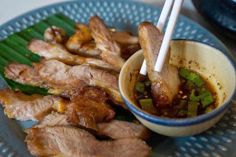 Kor Moo Yang, satu makanan khas Isaan Thailand.