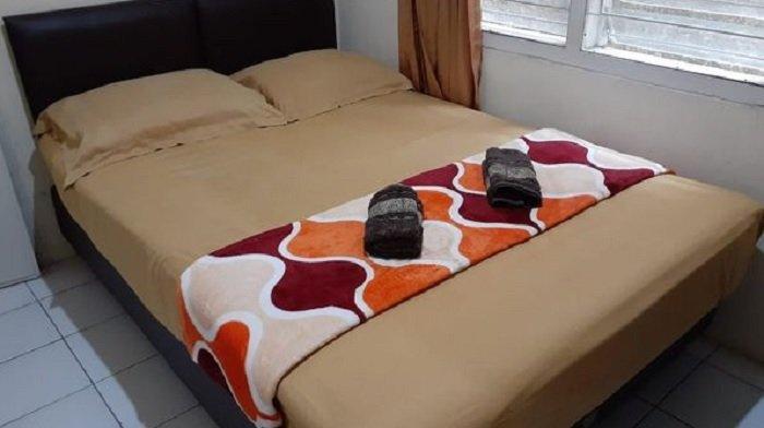 Kamar penginapan di hotel Kost Carmelia Syariah Baranangsiang, Bogor.