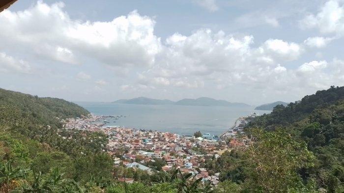 Potret pemandangan Kota Tarempa dari Bukit Tengkorak (Buteng), Pulau Siantan, Anambas, Kepulauan Riau.