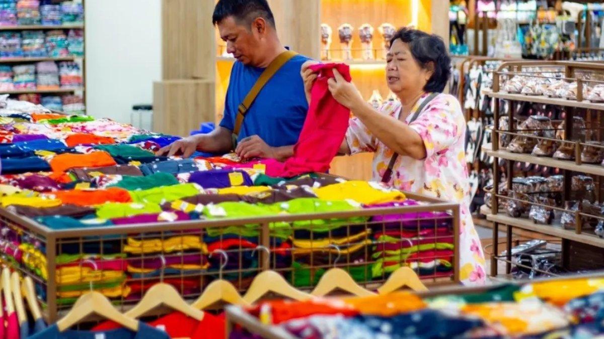 KRISNA OLEH-OLEH - Wisatawan yang memilih belanjaan di Krisna Oleh-Oleh. Krisna Oleh-Oleh adalah satu tempat belanja oleh-oleh terbaik di Bali tahun 2025.