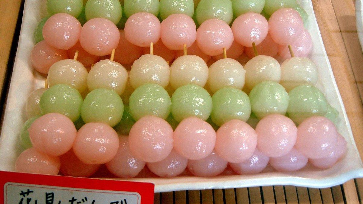 Kue beras hanami dango, satu makanan khas musim semi di Jepang.