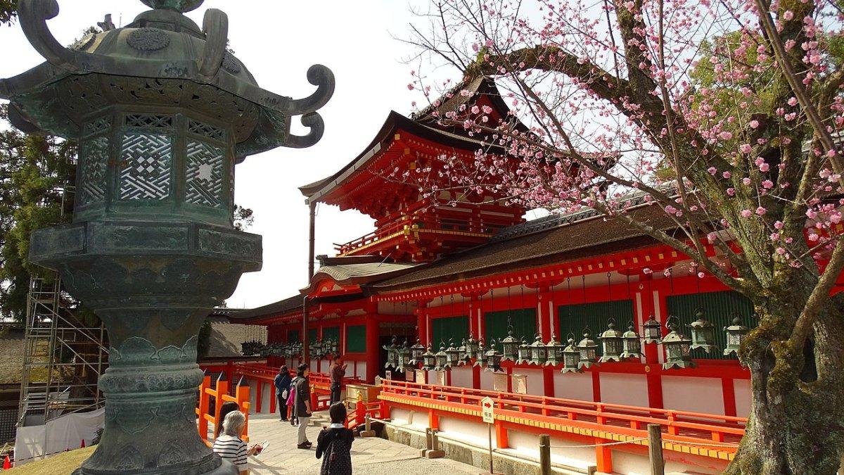 Kuil Agung Kasuga, satu tempat wisata hits di Nara Jepang buat kamu yang baru pertama kali liburan ke sana.