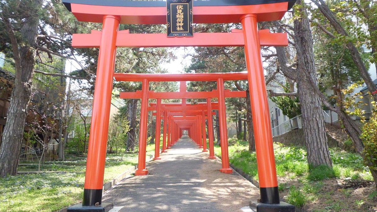 Kuil Fushimi Inari, satu kuil terbaik di Hokkaido Jepang yang menarik buat dijelajahi.