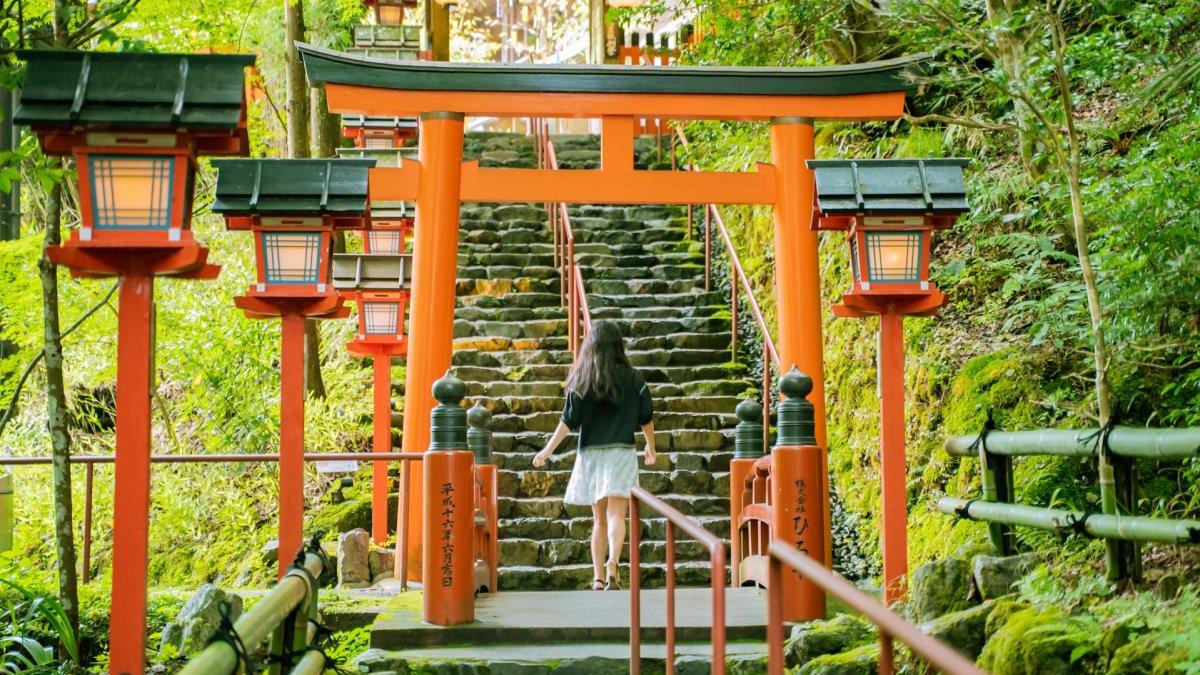 Kuil Kifune, tempat wisata terbaik di Kyoto Jepang yang bisa dikunjungi saat bulan Juni.