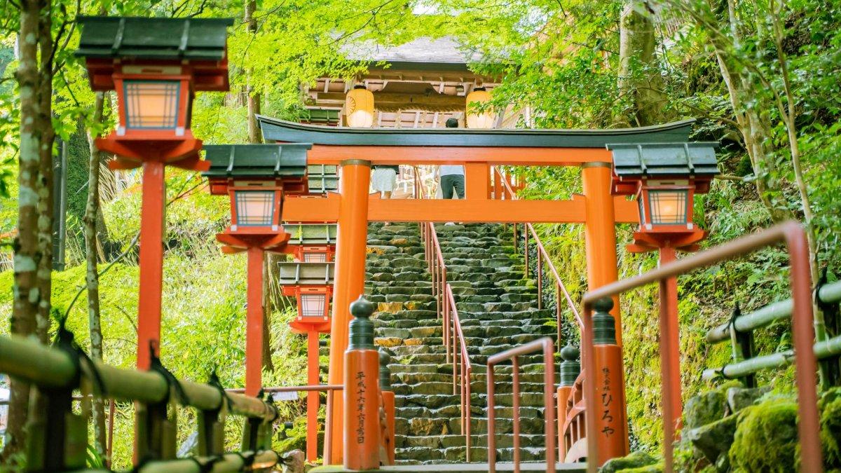 Kuil Kifune, tempat wisata terbaik di Kyoto Jepang yang bisa dikunjungi saat bulan Juni.