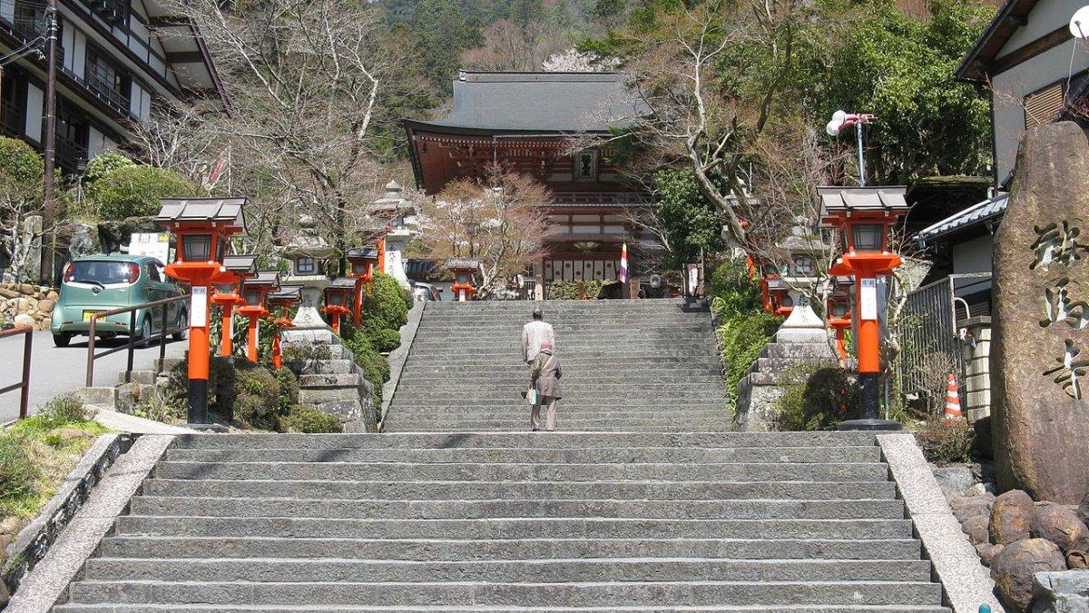Kuil Kurama-dera, satu tempat wisata terbaik di Kyoto Jepang yang bisa dikunjungi saat bulan Juni.