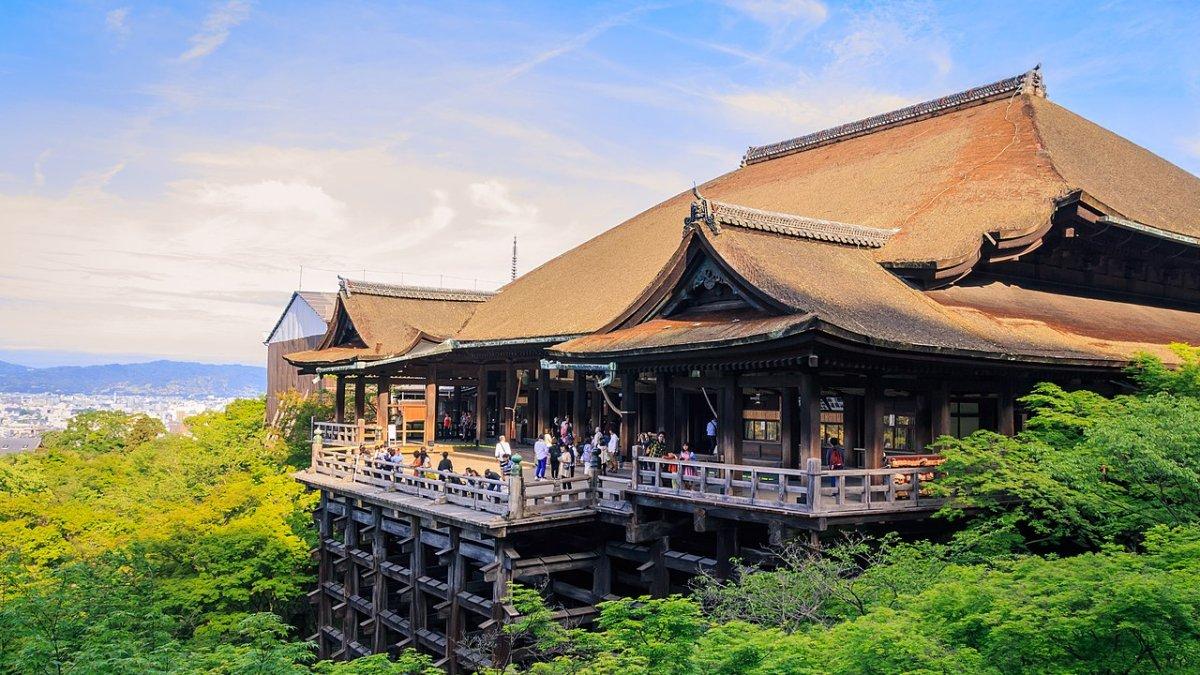 Kuil Kyomizu-dera, satu tempat wisata di Kyoto Jepang yang bisa dikunjungi meski dengan bujet terbatas.