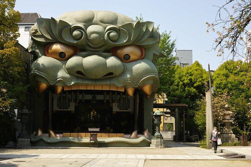 Kuil Namba Yasaka, satu tempat wisata terbaik di Osaka Jepang buat liburan seru dan menarik.