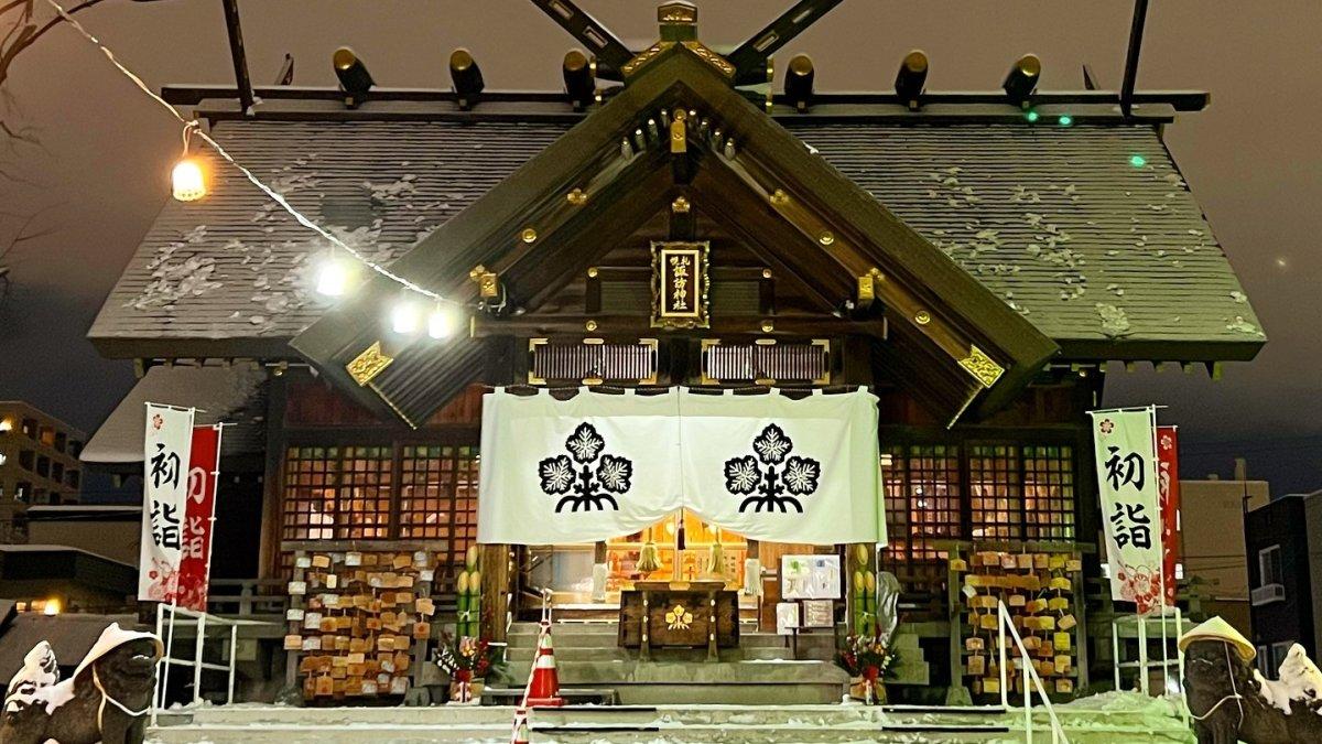 Kuil Sapporo Suwa, satu kuil terbaik di Hokkaido Jepang yang menarik buat dijelajahi.
