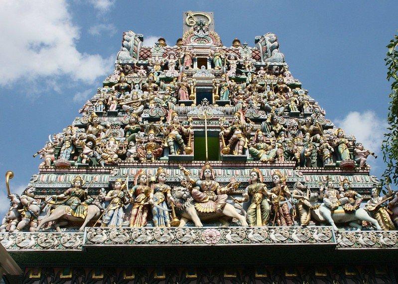 Kuil Sri Veeramakaliamman, satu tempat wisata terbaik di Little India Singapura.