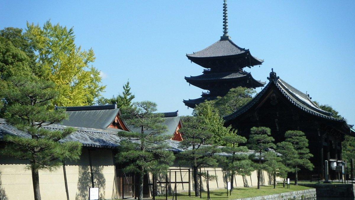 Kuil Toji, satu tempat wisata terbaik di Kyoto Jepang yang bisa dikunjungi saat bulan Juni.
