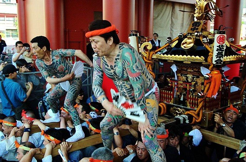 Kuil Yakuza di Asakusa Tokyo. Dalam hukum Jepang, yakuza, atau mafia Jepang tidak diperbolehkan menampilkan tatonya di depan umum kecuali pada Sanja Matsuri (festival).