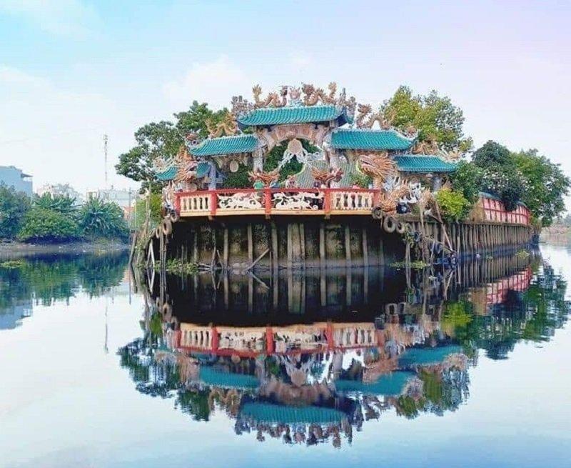 Kuil terapung Phù Châu, satu tempat wisata terbaik di Saigon Vietnam.