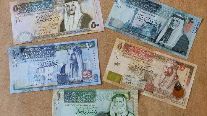 Kumpulan mata uang Riyal dari Arab Saudi.