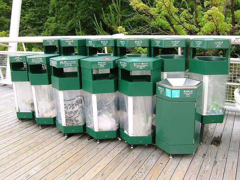 Kumpulan tong sampah di Jepang