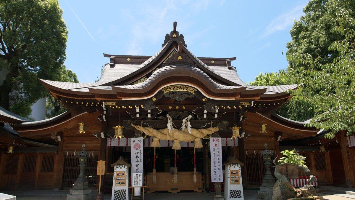 Kushida-jinja Shrine, satu tempat wisata terbaik di Fukuoka Jepang yang menarik buat dijelajahi saat pertama kali liburan ke sana.