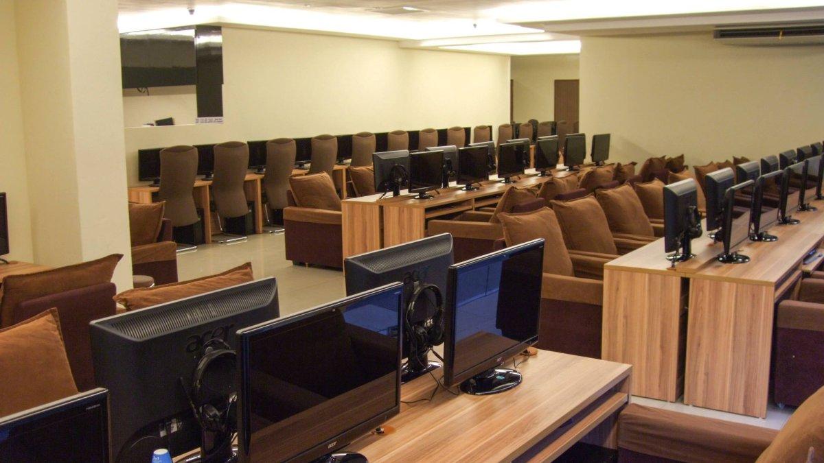 LAN Shop, satu tempat wisata indoor di Singapura yang bisa kamu nikmati bersama sahabat.