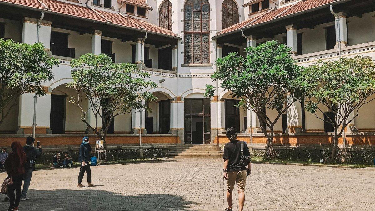 LAWANG SEWU SEMARANG - Wisatawan yang memasuki kawasan Lawang Sewu, Semarang, Jawa Tengah.