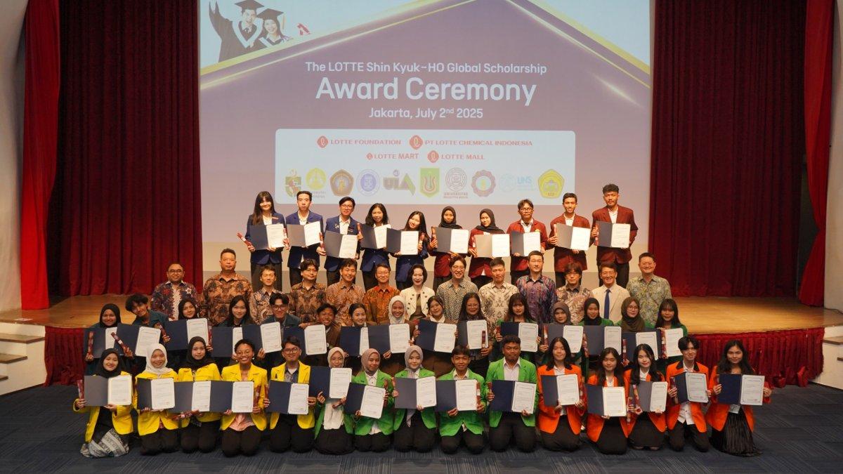 LOTTE Shin Kyuk-ho Global Scholarship 2025 kembali hadir memberikan beasiswa kepada 50 mahasiswa dari 10 universitas terkemuka di Indonesia.