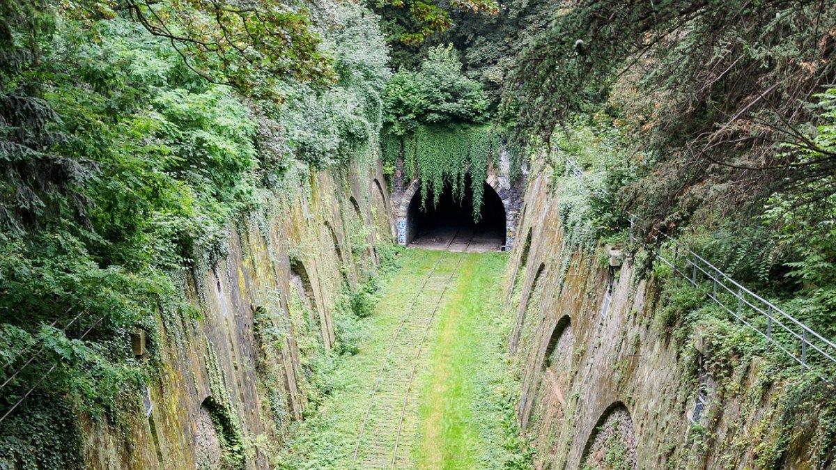La Petite Ceinture, satu tempat wisata di Paris Prancis yang gratis buat kamu kunjungi.
