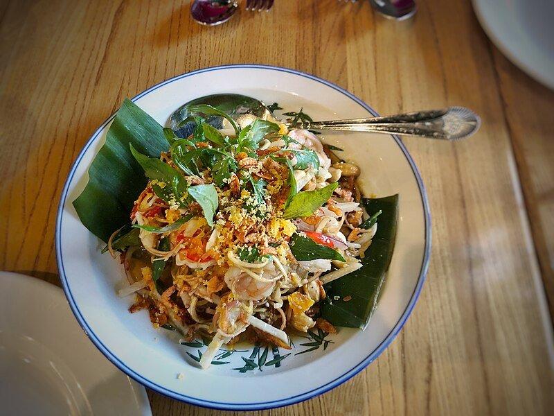 Laab, satu makanan khas Isaan Thailand.