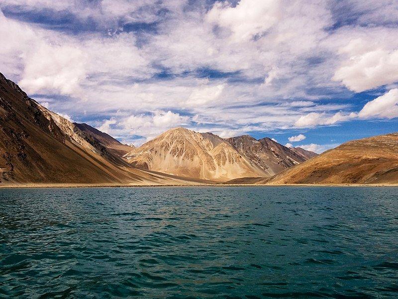 Ladakh, satu tempat wisata terbaik di India yang aman dikunjungi solo traveler wanita.