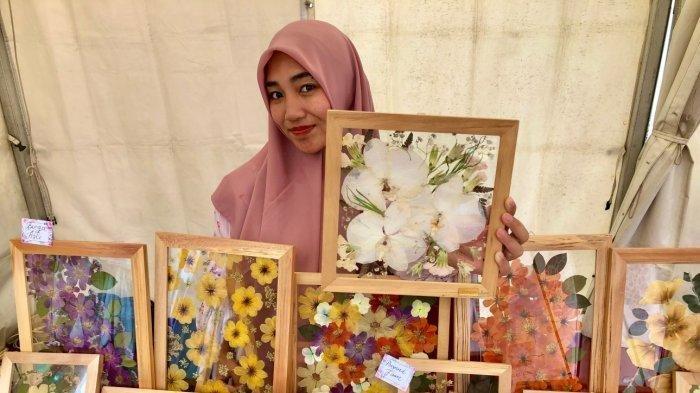 Laili Nur Hidayah wanita muda yang berhasil merintis usahanya membuat dan menjual preserved flower atau herbarium.