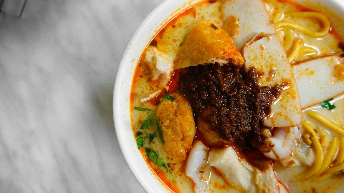 Laksa, satu mi enak di Singapura yang wajib kamu coba saat liburan ke sana.
