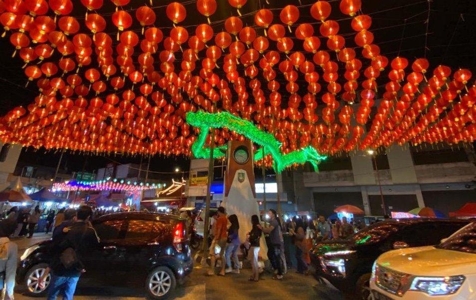 Nuansa sekitar Pasar Gede dan Balai Kota Solo, Jawa Tengah makin gemerlap dengan jejeran lampion yang menyala, Jumat (2/2/2024). Menyambut Imlek, diselenggarakan Grebeg Sudiro 2024 dengan rangkaian acara meriah.