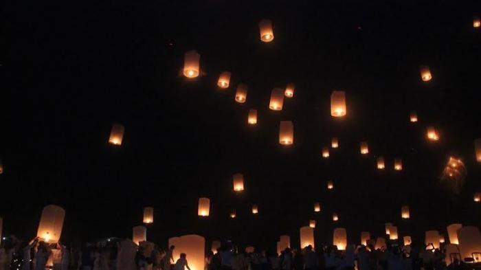 Ribuan umat Buddha dari seantero Tanah Air, tumpah ruah di Lapangan Gunadharma, kompleks Candi Borobudur, Kabupaten Magelang, pada Sabtu (21/5/2016) malam, untuk melakoni prosesi pelepasan 5.000 lampion, dalam rangka perayaan Waisak 2560 BE/2016.