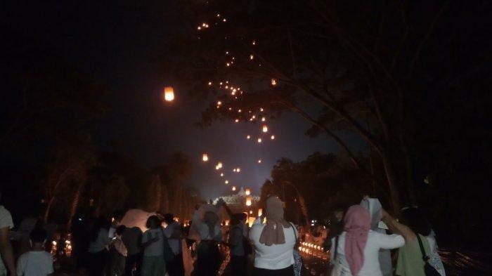 Pelepasan lampion pada rangkaian acara puncak perayaan Waisak 2022 di Area Councourse, Candi Borobudur, Senin (16/05/2022).