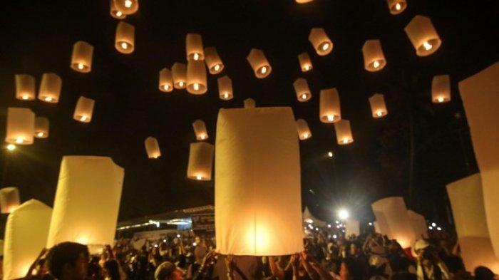 Rangkaian perayaan Tri Suci Waisak 2561 BE, umat menerbangkan lampion di Candi Borobudur Magelang, Rabu (10/5/2017) malam.
