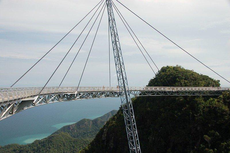 Langkawi Sky Bridge, satu tempat wisata terbaik di Malaysia buat kamu yang baru pertama kali berkunjung ke sana.