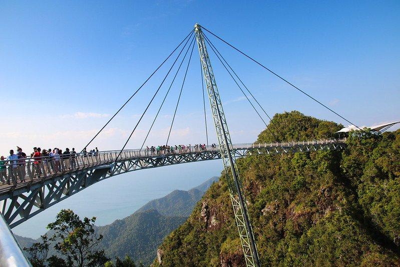 Langkawi Sky Bridge, satu tempat wisata terbaik di Malaysia buat kamu yang baru pertama kali berkunjung ke sana.