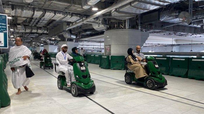 Lansia diberikan kemudahan beribadah saat tawaf dan sai di Masjidil Haram.