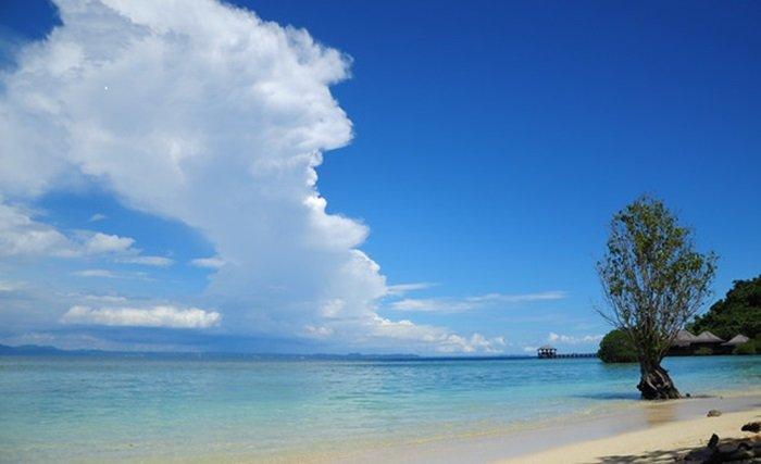 Lanskap Pulau Pahawang di Lampung yang menawan.