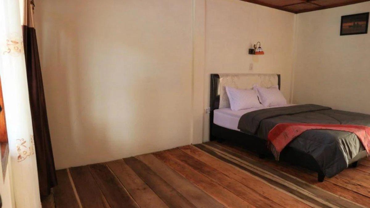 Laster Jony's Guest House, satu hotel terbaik di sekitar Danau Toba buat diinapi.
