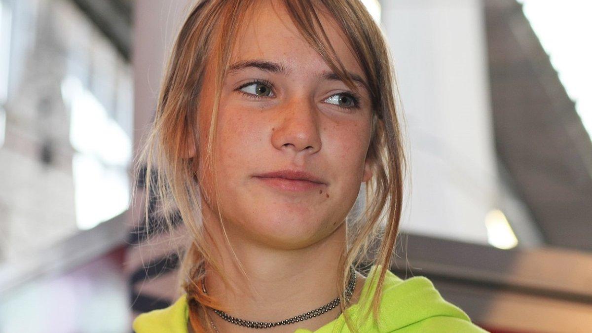 Laura Dekker, satu remaja yang pernah berlayar keliling dunia sendirian.