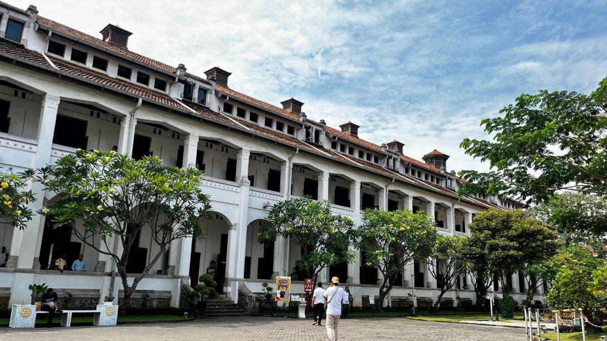 LAWANG SEWU - Bangunan unik Lawang Sewu dengan ratusan pintu dan jendela, Jumat (20/6/2025).