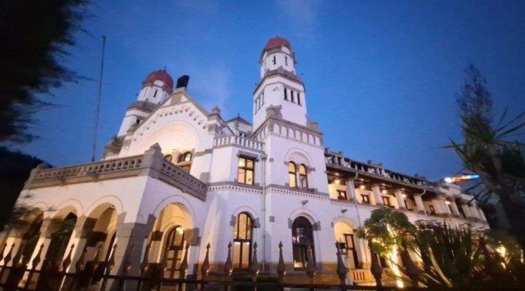 Lawang Sewu berlokasi di Jalan Pemuda No 160, Sekayu, Kecamatan Semarang Tengah, Kota Semarang, Jawa Tengah 50132