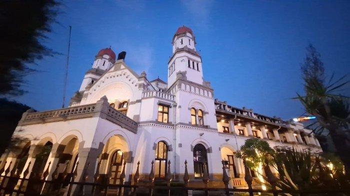 Lawang Sewu berlokasi di Jalan Pemuda No 160, Sekayu, Kecamatan Semarang Tengah, Kota Semarang, Jawa Tengah 50132.