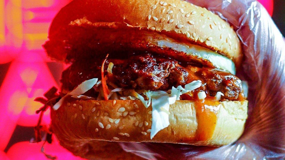 Lawe Burgerbar, satu burger di Solo Jawa Tengah yang terkenal enak dengan pilihan unik dan beragam.