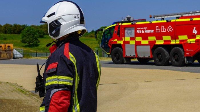 Layanan pemadam kebakaran di Bandara London Luton, Inggris. Area parkir Bandara London Luton kebakaran karena mobil terbakar menyebabkan seluruh penerbangan ditangguhkan.