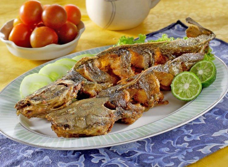 Lele goreng kari.