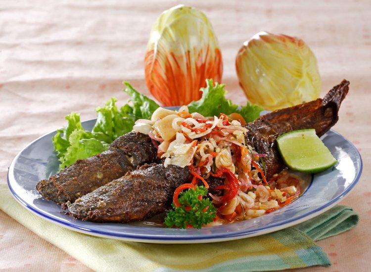 Lele goreng kuning sambal matah.