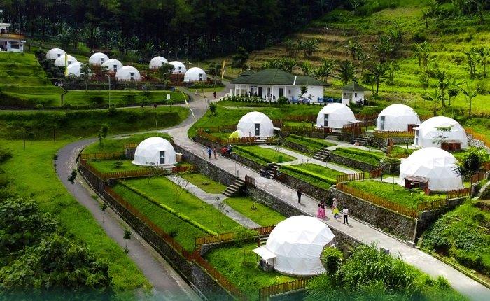 Lembah Indah Malang di Desa Balesari, Ngajum, Malang, Jawa Timur tawarkan glamping dengan pemandangan lembah perbukitan yang menawan.