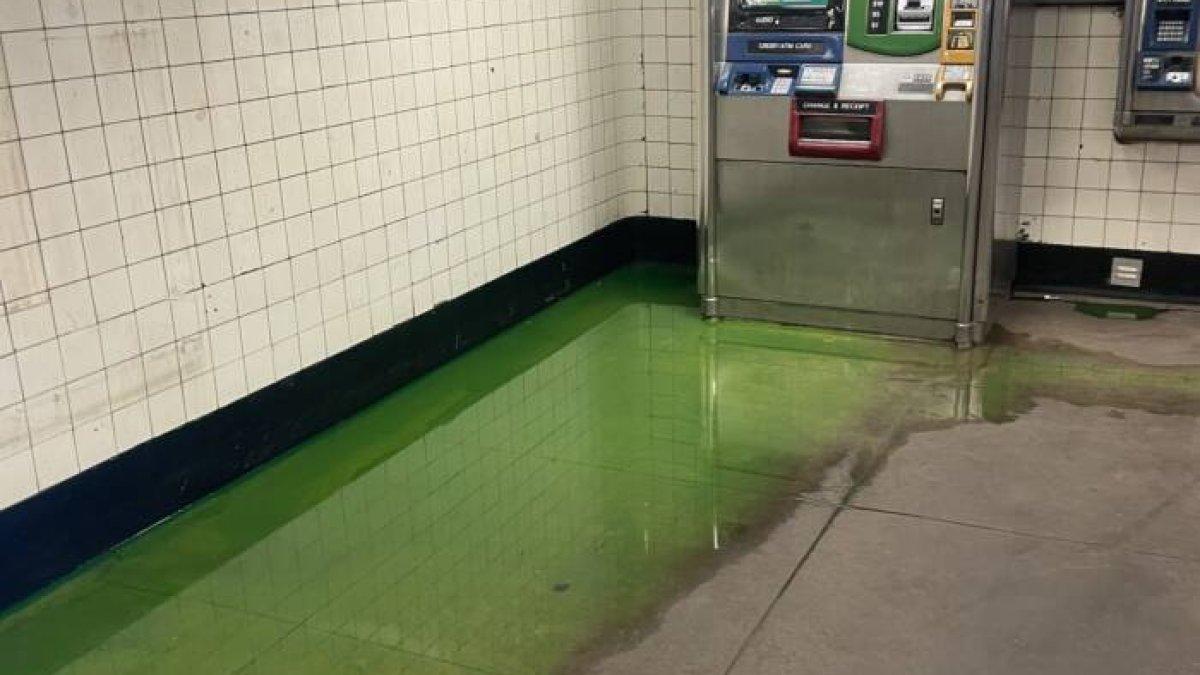 Lendir hijau mengalir ke stasiun kereta bawah tanah Seventh Avenue di Brooklyn pada Maret 2023.
