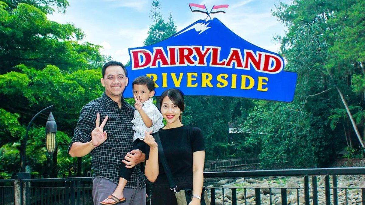 Dairyland Riverside Puncak berlokasi di Jalan Raya Puncak Km 77, Desa Cipayung, Kecamatan Megamendung, Bogor, Jawa Barat.
