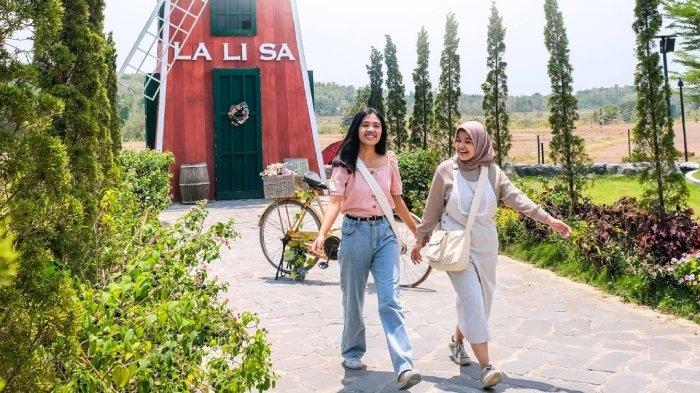 Wisatawan liburan ke La Li Sa European Park, tempat wisata di Jogja yang mengusung nuansa Eropa.